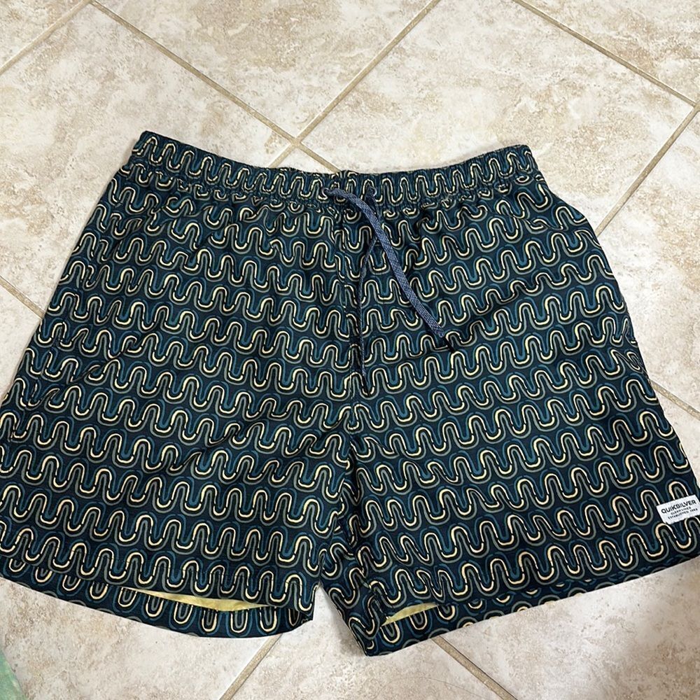 Like New Quicksilver Hybrid Swim Shorts